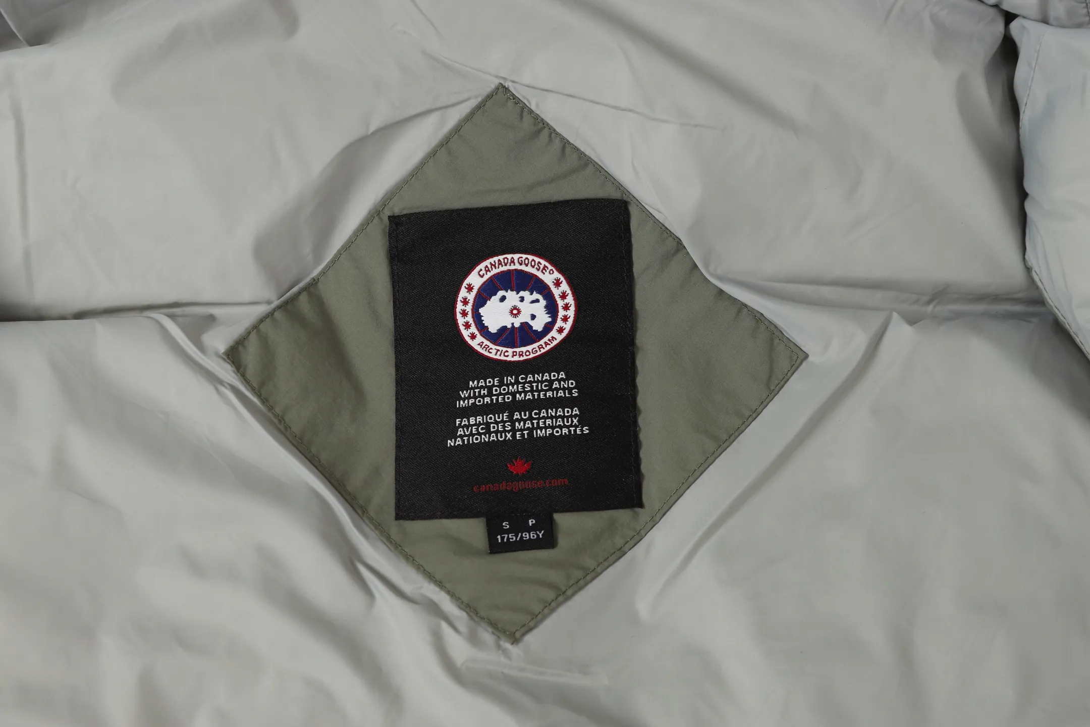 P480 CANADA GOOSE/PASTELS capsule white label series down vest The white label series is a capsule limited series and the most popular PASTELS series this year. The chest labels are all white badges with pure silicone texture. The pattern has a strong contrast between concave and convex. The topographic map of Canada on the badge is lifelike. The plastic material used for currency logos on the market is very hard to the touch! Our original independent order accessories are all custom-made original accessories. The imported YKK zipper has correct teeth and the zipper teeth are very thick. The zipper webbing logo is printed with three M fluorescent colors and the original custom-made washed logo. The placket webbing and wiring details are all restored. Color: Black Pure White Light Pink Khaki Moonlight Gray Size: XS S M L XL